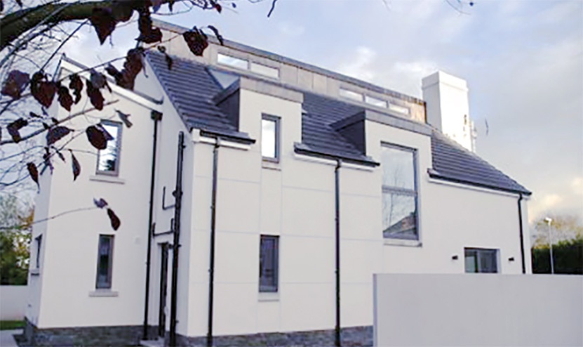 Maison avec panneaux solaires blancs