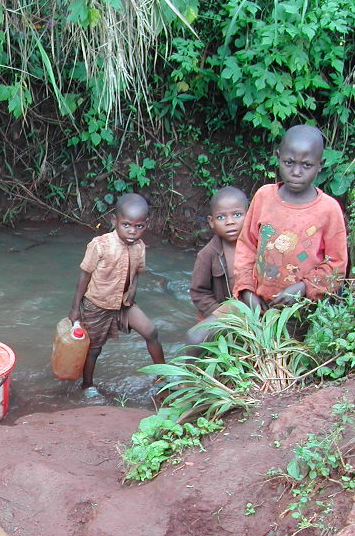 enfants kényans dans une rivière 