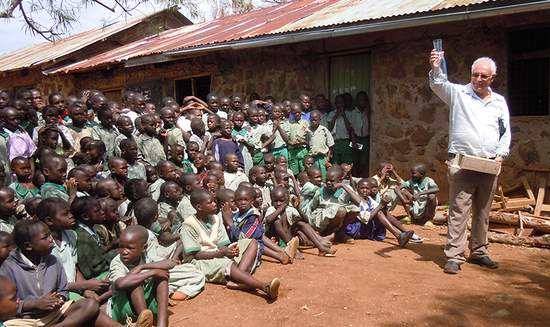 image d'enfants camerounais devant une école primaire