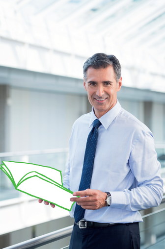 homme avec une brochure