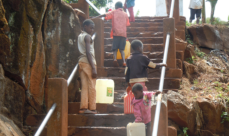 enfant camerounais en train de approvisionner en eau potable