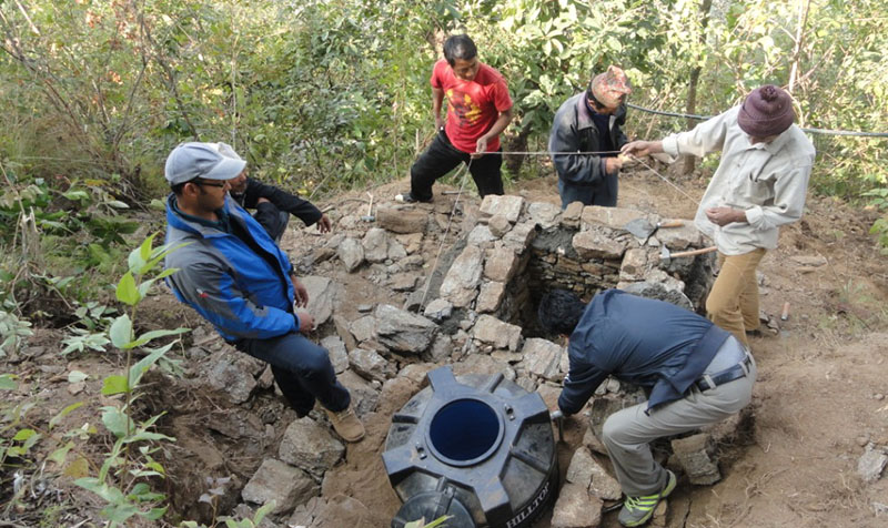 personnes en train de faire des travaux de canalisation dans un village népalais