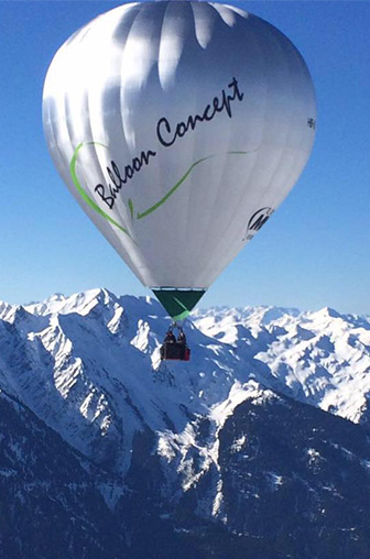 photo d'une montgolfière "eco ballon" avec un paysage de montagne en arrière plan