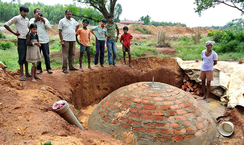 installation de production de biogaz dans un village indien