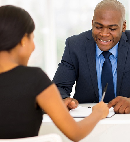 Solutions de financement Une femme et un homme en train de signer un contrat