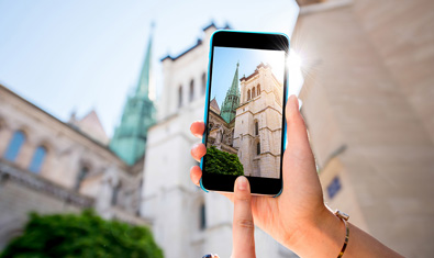 Photo de la cathédrale St Pierre à travers un smartphone Photo de la cathédrale St Pierre à travers un smartphone