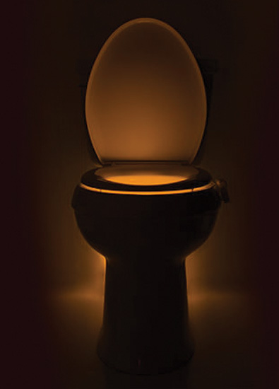 Toilette éclairée en jaune de l'intérieur Toilette éclairée en jaune de l'intérieur