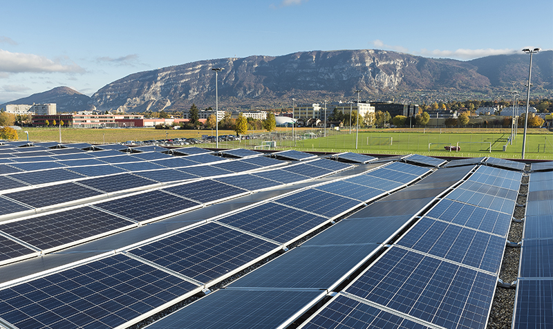 Panneau solaire avec le salève en fond