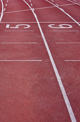 Piste d'athlétisme avec les numéros 5 et 6