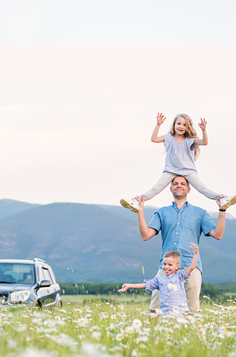 Une famille à coté d'une voiture électrique