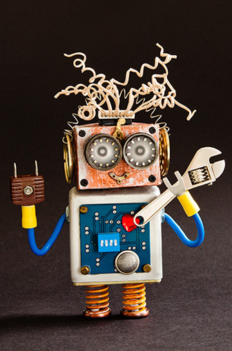Un petit robot avec une clé à molette dans les mains