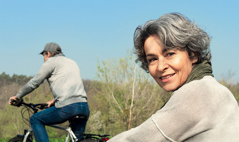 Une femme sur son vélo