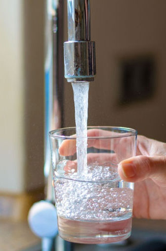 eau qui coule du robinet