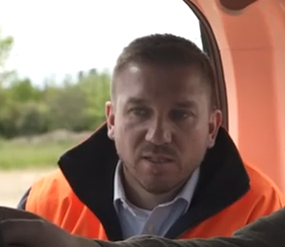 homme avec gilet orange de sécurité