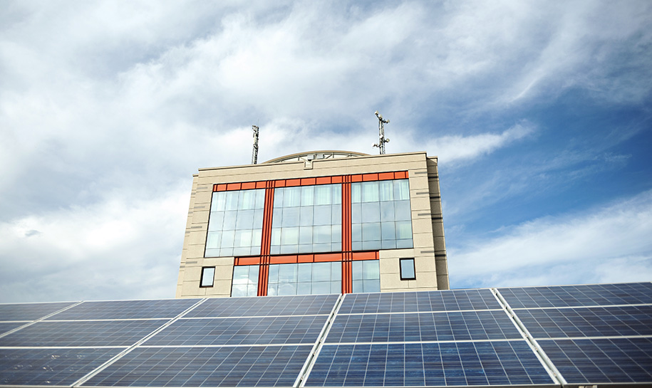 Panneaux solaires devant le bâtiment SIG du Lignon
