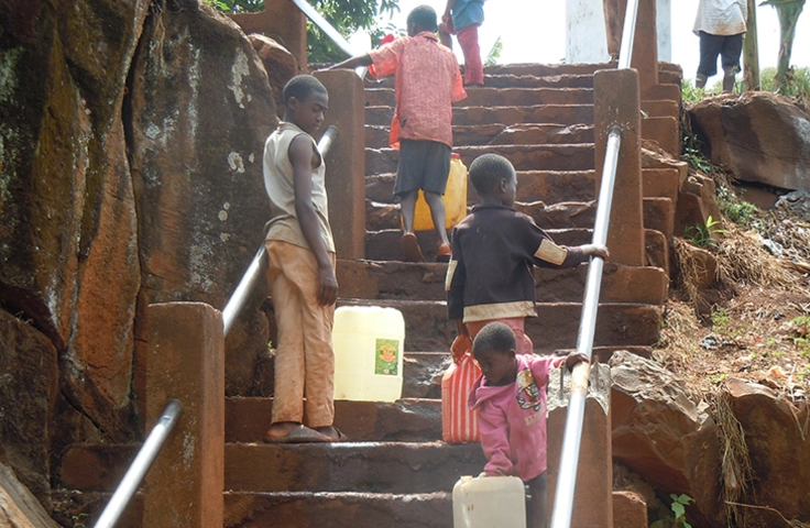 enfant camerounais en train de approvisionner en eau potable 