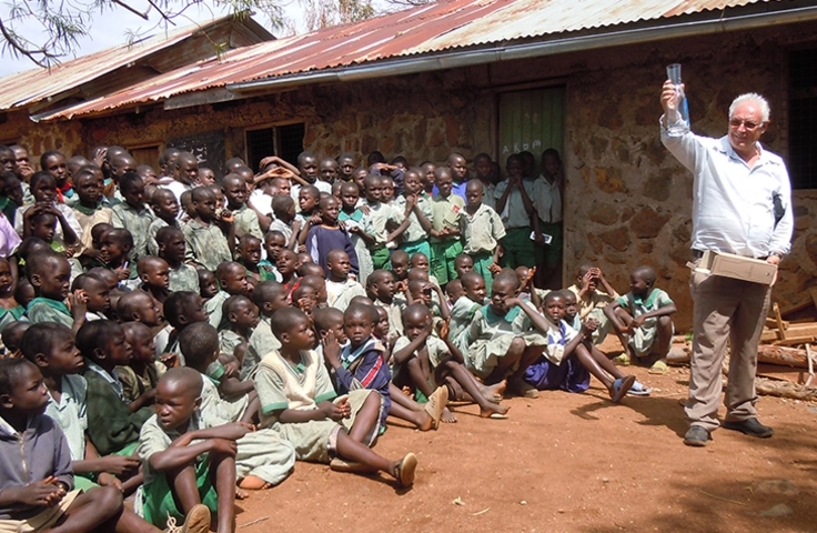 image d'enfants camerounais devant une école primaire 