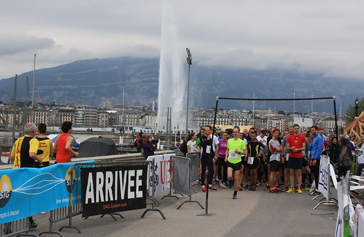 coureurs devant le jet d'eau