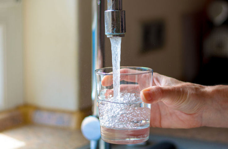 eau qui coule du robinet