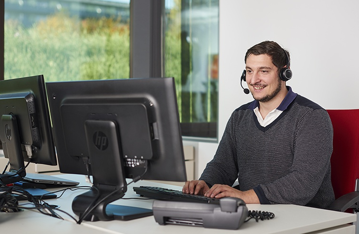 Employé SIG du service client devant son ordinateur